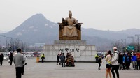 Foto: Ada dua patung berukuran besar di sana. Dari arah depan, traveler akan melihat patung Jenderal Yi Sun Sin yang berdiri dengan gagahnya. Kemudian di belakangnya ada patung Raja Sejong (Kurnia/detikTravel)