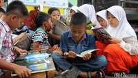 Mobil patroli tersebut berubah menjadi sarana menunggu waktu berbuka sembari membaca bagi masyarakat selama bulan Ramadan.