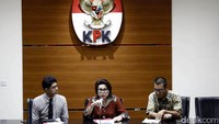 Untuk pihak pemberi, penyidik KPK menjeratnya dengan Pasal 5 huruf a atau Pasal 5 huruf b atau Pasal 13 Undang-undang nomor 20 tahun 2001 tentang Pemberantasan Tindak Pidana Korupsi juncto Pasal 55 ayat 1 ke-1 KUHP. Sementara untuk pihak penerima, penyidik KPK mengenakan Pasal 12 huruf a atau b atau Pasal 11 Undang-undang nomor 20 tahun 2001 tentang Pemberantasan Tindak Pidana Korupsi juncto Pasal 55 ayat 1 ke-1 KUHP.