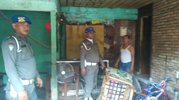 Petugas Satpol PP Kampar, Riau disiram sambal oleh pemilik warung makan, Selasa (6/6/2017)