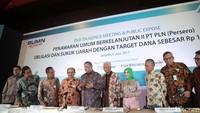 Direktur Human Resources PLN Muhammad Ali, Direktur Regional Bisnis wilayah Pusat Jawa Nasri Sebayang, Direktur Utama PLN Sofyan Basir berbincang seusai penawaran umum tahap II obligasi berkelanjutan dan sukuk ijarah berkelanjutan dengan target dana yang dihimpun maksimal sebesar Rp 10 triliun di Jakarta, Selasa (6/6/2017).