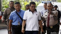 Tampak Ketua Komisi B DPRD Jatim, M Basuki mengenakan kaos putih dan celana warna gelap.