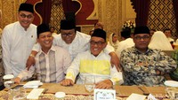 Oesman Sapta Odang merangkul Soetrisno Bachir dan Aburizal Bakrie di sela-sela acara buka puasa bersama.