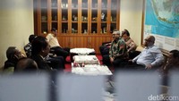 Ketua KPU Arief Budiman, Ketua Bawaslu Abhan, dan perwakilan Kemendagri berbincang di ruang tunggu sebelum rapat.