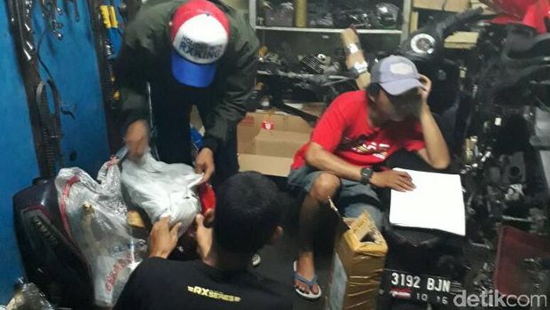 Proses bedah motor RX King milik Hermanto