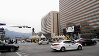 Foto: Gwanghwamun Plaza atau Gwanghwamun Square berada di pusat kota Seoul, Korea Selatan. Lokasinya mudah dicapai oleh traveler (Kurnia/detikTravel)