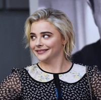 Aktris muda Chloe Grace Moretz mengaku kepada Allure bahwa dirinya pernah berjuang melawan jerawat batu atau cystic acne yang melanda kulit wajahnya. Sebelumnya pemeran film Carrie itu sudah pernah mencoba melakukan diet dan berbagai macam skin care namun tidak juga memperoleh hasil yang maksimal untuk menyembuhkan jerawatntya. Sampai akhirnya dirinya memutuskan untuk mengonsumsi Accutane. Accutane dikenal sebagai obat jerawat namun memiliki beberapa efek samping. Oleh sebab itu, perlu saran dokter dalam penggunaannya. Foto: Roy Rochlin/Getty Images