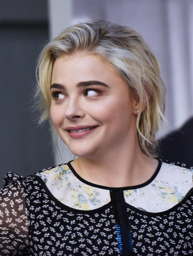 Aktris muda Chloe Grace Moretz mengaku kepada Allure bahwa dirinya pernah berjuang melawan jerawat batu atau cystic acne yang melanda kulit wajahnya. Sebelumnya pemeran film Carrie itu sudah pernah mencoba melakukan diet dan berbagai macam skin care namun tidak juga memperoleh hasil yang maksimal untuk menyembuhkan jerawatntya. Sampai akhirnya dirinya memutuskan untuk mengonsumsi Accutane. Accutane dikenal sebagai obat jerawat namun memiliki beberapa efek samping. Oleh sebab itu, perlu saran dokter dalam penggunaannya. Foto: Roy Rochlin/Getty Images
