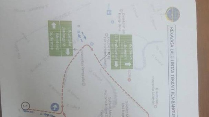 Polisi Rekayasa Lalin di Proyek Underpass Matraman-Salemba