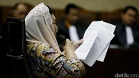 Selanjutnya, suasana sidang menjadi hening karena Siti menangis. Siti pun diam sejenak untuk melanjutkan pleidoi yang dibuat sendiri itu.