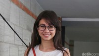 Ini pose lain Yuki Kato yang manis berkacamata. Foto: Ismail