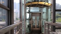 Hingga kini lift halte Tosari tak kunjung diperbaiki. Padahal keberadaan lift tersebut untuk memudahkan penyadang disabilitas dan warga lanjut usia.