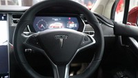 Untuk Teknologi dan Sistem Keamanan Tesla Model X juga telah dilengkapi dengan berbagai teknologi canggih sebut saja fitur Autopilot. Namun fitur ini berbeda dengan yang disebut mobil otonom. Meski mobil bisa berjalan sendiri namun si pengendara harus tetap di belakang kemudi agar pengendara tetap aman.