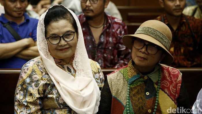 Bacakan Pledoi, Eks Menkes Siti Fadilah Teteskan Air Mata Eks Menkes Siti Fadilah Supari menangis saat membacakan nota pembelaan atau pleidoi. Dia menangis ketika membacakan pleidoi terkait dengan kasus yang membelitnya.