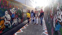 Lorong Kampung Batik di Semarang jadi spot terbaru buat foto-foto traveler yang kebanyakan anak-anak muda. Lorong ini Instagramable lho, dengan mural-mural keren yang terlukis di dindingnya (Angling/detikTravel)