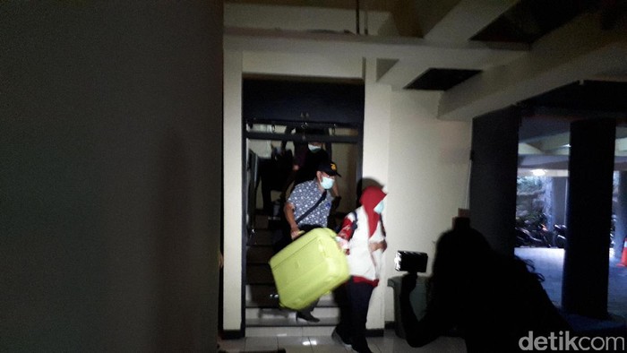 6 Jam Geledah Gedung DPRD Jatim, KPK Bawa Tiga Koper
