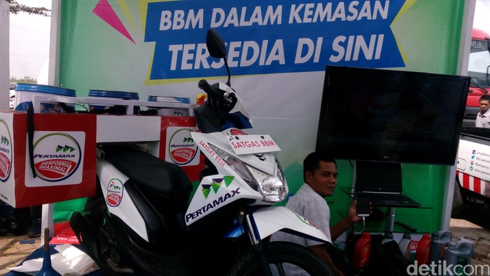 Bensin Gendong Siaga Layani Mobil Pemudik di Jalur Tol Jabar