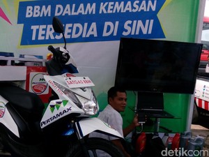 Bensin Gendong Siaga Layani Mobil Pemudik di Jalur Tol Jabar