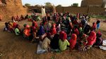 Anak-anak di Sudan Menulis Alquran di Papan Kayu
