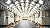Stasiun Metro Elektrozavodskaya. Stasiun yang dibangun pada 1944 itu dipenuhi dengan lampu. Ist/David Burdeny.