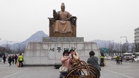 Foto: Wisatawan yang datang kemari pun tak melewatkan kesempatan untuk foto-foto di berbagai sisinya. Ada pula yang sekadar jalan-jalan menikmati suasana jantung kota Seoul (Kurnia/detikTravel)