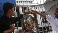 Dua peserta aksi menaburkan bunga di logo Mahkamah Agung (MA).