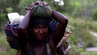 Mereka datang ke Merauke untuk berbelanja kebutuhan sehari-hari.
