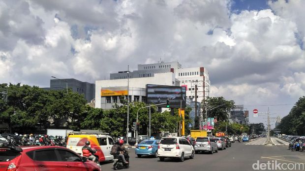 Kondisi lalu lintas di sekitar pos polisi.