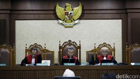 Kemudian Siti melanjutkan pleidoinya dengan mengatakan tuntutan jaksa KPK bermuatan kepentingan tertentu. Dia merasa janggal atas tuntutan tersebut.