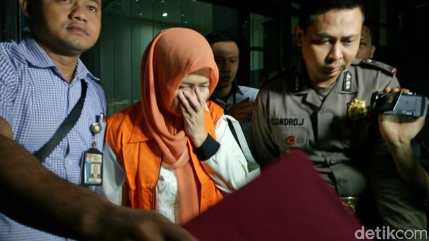 Kadis Peternakan Jatim Rohayati dibawa ke rutan.