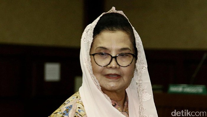 Eks Menkes Siti Fadilah Supari menangis saat membacakan nota pembelaan atau pleidoi. Dia menangis ketika membacakan pleidoi terkait dengan kasus yang membelitnya.