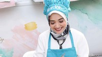 Istri Irwansyah itu terlihat begitu cantik saat membuat sop buah. Pool/Noel/detikFoto.