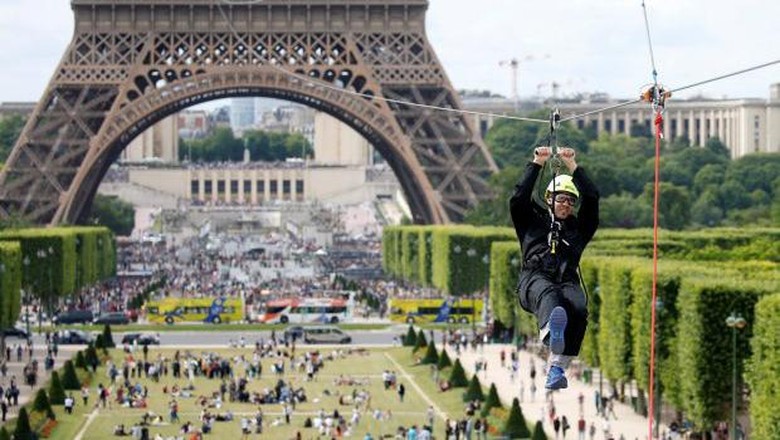 Foto: Flying fox Menara Eiffel di Paris (REUTERS/Charles Platiau) Foto: Flying fox Menara Eiffel di Paris (REUTERS/Charles Platiau)