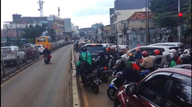 Kemacetan akibat pembangunan proyek saluran air dan membuat pengendara hanya melintasi satu jalur.