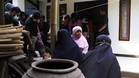 Setelah itu, tim Densus 88 bergerak ke rumah terduga teroris lainnya di wilayah Cibiru, Kota Bandung. Tim akan kembali melakukan penggeledahan. Pool/Wisma Putra.