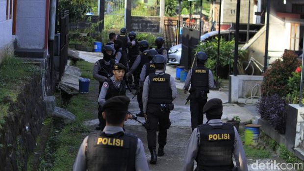  Tim Densus 88 Antiteror menggeledah rumah terduga teroris WT di Kampung Babakansari, Cibiru, Bandung, Rabu (7/6/2017)