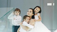 Saking akrabnya dengan Jedar, istri Irfan Bachdim itu juga berpose dengan El Barack Alexander. So cute anak-anak Jennifer dan Jessica saat bersama. Foto: Instagram @jenniferbachdim