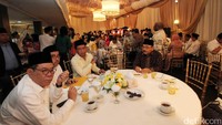 Acara buka puasa bersama di kediaman Novanto bernuansa kuning keemasan. Sejumlah hidangan telah disiapkan.