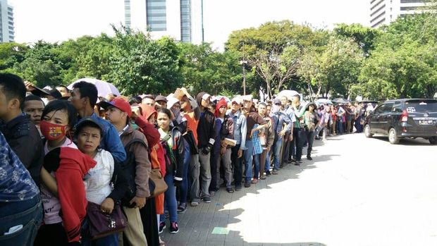 Ratusan Orang Antre di Monas Tukar Uang Buat Lebaran