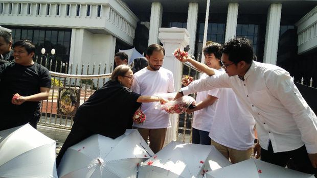 Jelang Vonis Legalitas Ketua DPD, Masyarakat Tabur Bunga di MA