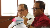 Tak sendiri ia juga ditemani Kepala Biro Administrasi DKPP Ahmad Khumaidi.