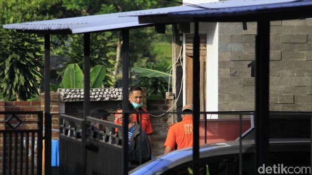  Tim Densus 88 Antiteror menggeledah rumah terduga teroris WT di Kampung Babakansari, Cibiru, Bandung, Rabu (7/6/2017)