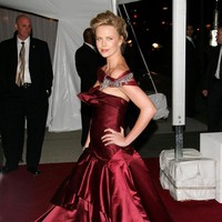 Charlize Theron attends the Metropolitan Museum of Art Costume Institute Benefit Gala AngloMania: Tradition and Transgression in British Fashion at the Metropolitan Museum of Art May 1, 2006 in New York City.  (Photo by Evan Agostini/Getty Images)