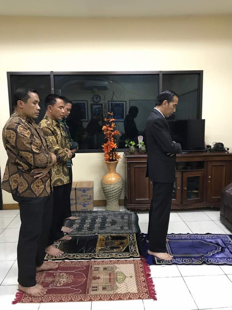 Jokowi Buka Puasa Di Pos Polisi Tol Jagorawi Dan Jadi Imam Salat