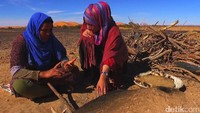 Fatimah, muslimah Suku Berber adalah tuan rumah yang dengan hangat menyambut rombongan kami. Ia, beserta anak dan adiknya, sudah lima tahun terakhir menetap di tempat ini.., 6 kilometer dari pinggir Desa Merzouga. Di bawah tenda dari karung goni, kami melepas lelah sesaat. Berteduh dari matahari yang cukup terik, sambil berkenalan lebih dekat dengan Suku Berber, dari Afrika Utara, etnis yang mendapat pengaruh Islam dari kedatangan bangsa Arab pada tahun 642 Masehi di tanah Maghribi. Irfan Padli/TRANS7.