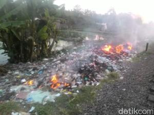 Bahaya, Jangan Buang Sampah di Pinggir Rel Kereta Api