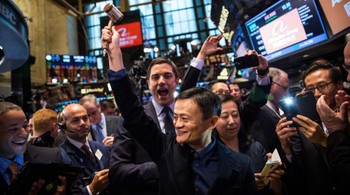 September 2014: Alibaba menggelar IPO di bursa saham New York yang menjadi terbesar dalam sejarah, dengan pengumpulan dana sekitar USD 25 miliar dan menjadi salah satu perusahaan teknologi Asia terbesar. Foto: Getty Images