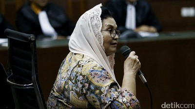 Bacakan Pledoi, Eks Menkes Siti Fadilah Teteskan Air Mata