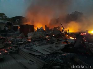 Ratusan Kios di Pasar Pasrepan Ludes Terbakar Menjelang Sahur