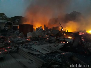 Ratusan Kios di Pasar Pasrepan Ludes Terbakar Menjelang Sahur